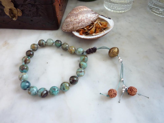 Bracelet noué d’opale bleue, perle touareg et perles d’argent
