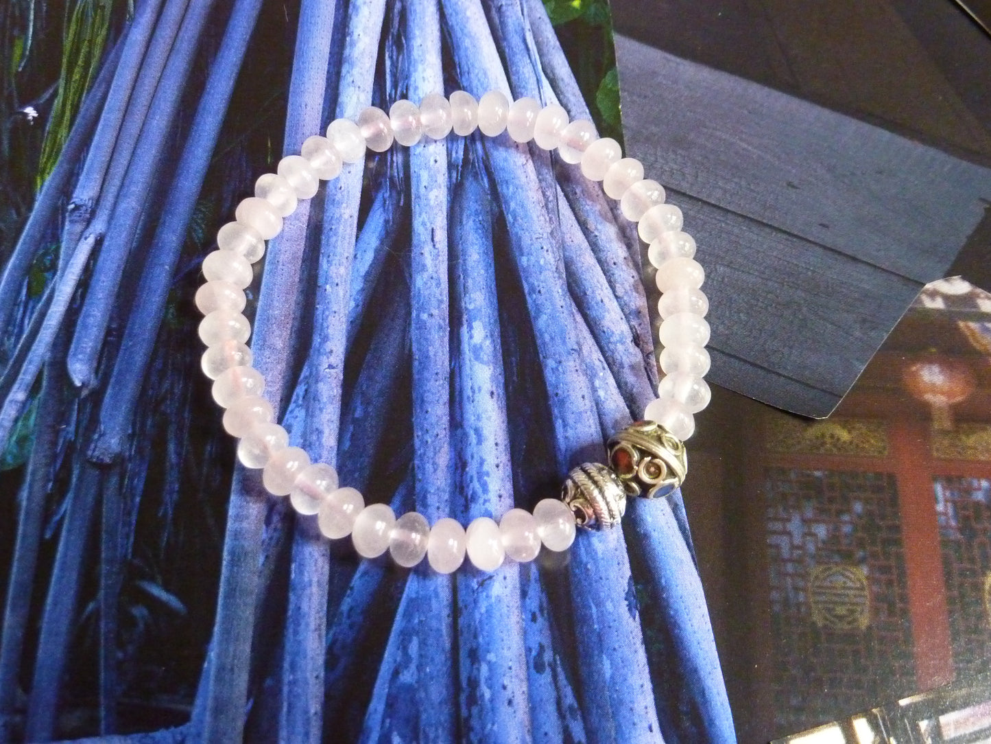 Délicat bracelet de quartz rose et perles ethniques - chakra du coeur réconfort, douceur, paix