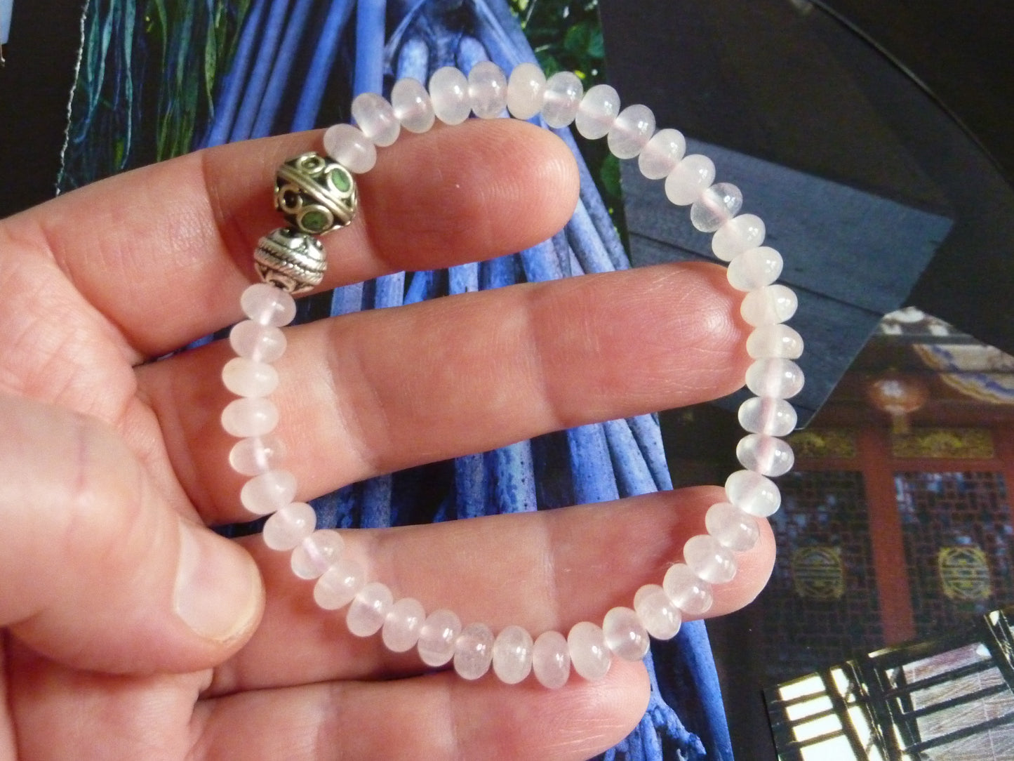 Délicat bracelet de quartz rose et perles ethniques - chakra du coeur réconfort, douceur, paix