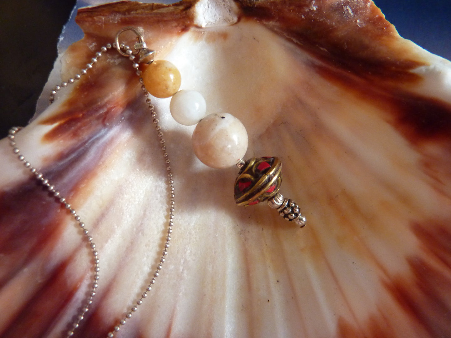 Pendentif / pendule d'opale violette, perles ethniques et perles d'argent - 7e chakra