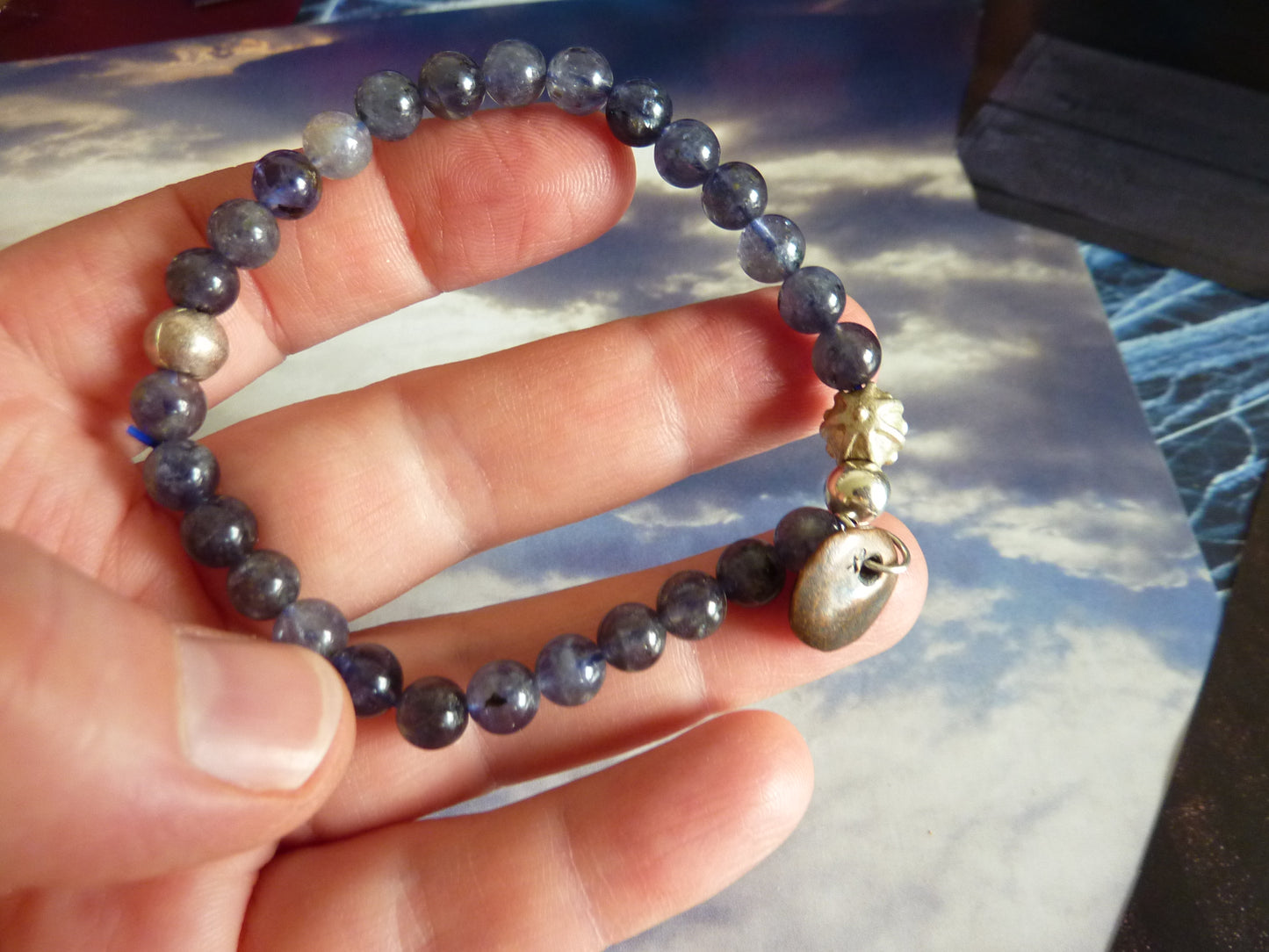 Bracelet iolite cordiérite, breloques, perle d'argent - 5e chakra gorge, libération de la parole, vérité profonde