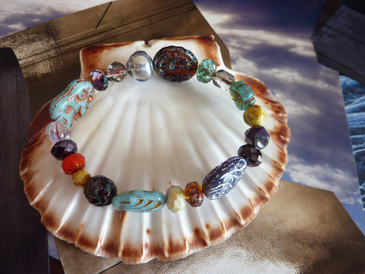 Entre ciel et terre : bracelet vibrant de perles colorées, poignets ornés de fleurs et de lumière