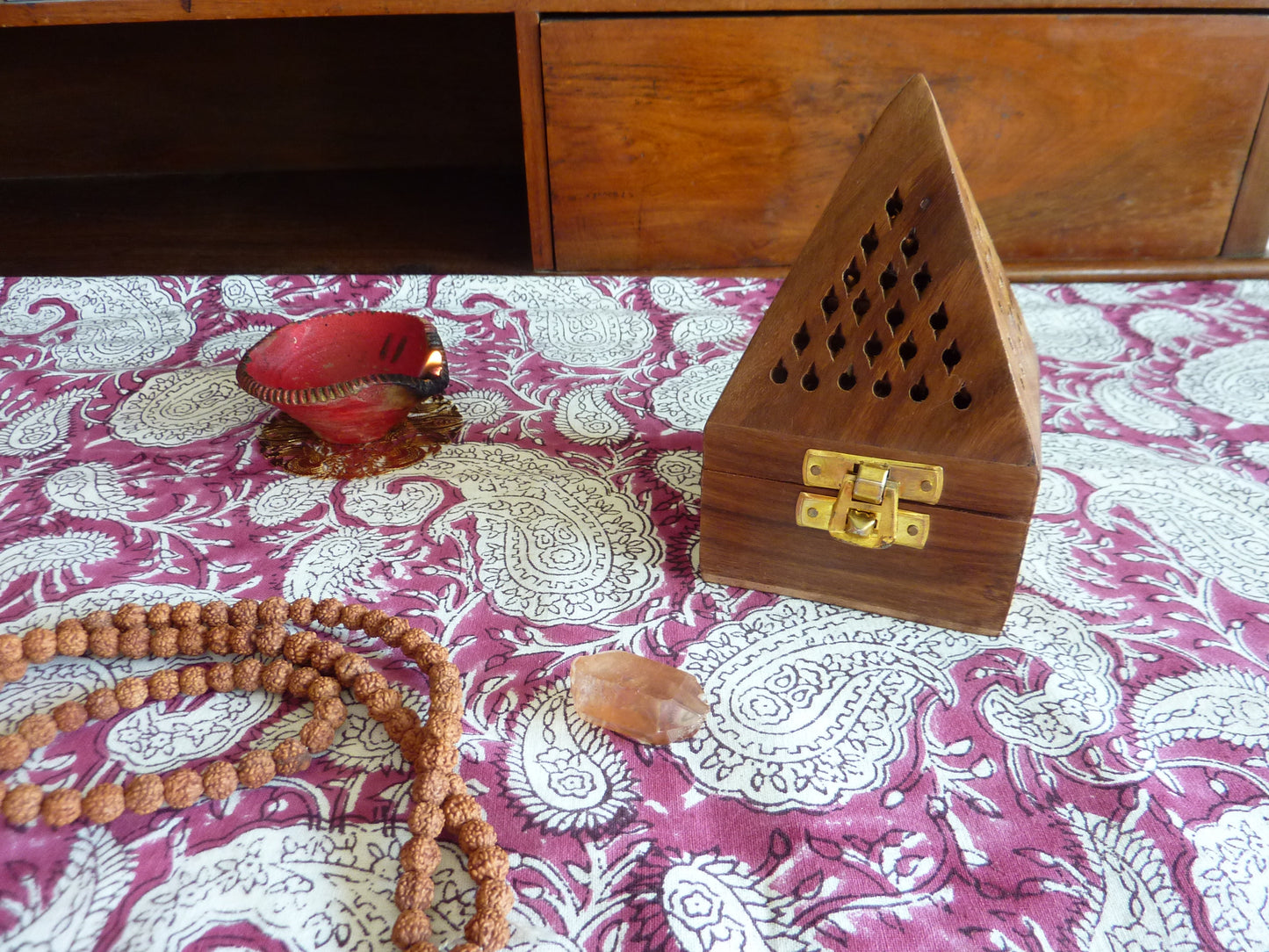 Joli brûle-encens pyramide en bois exotique indien - purification et rituels