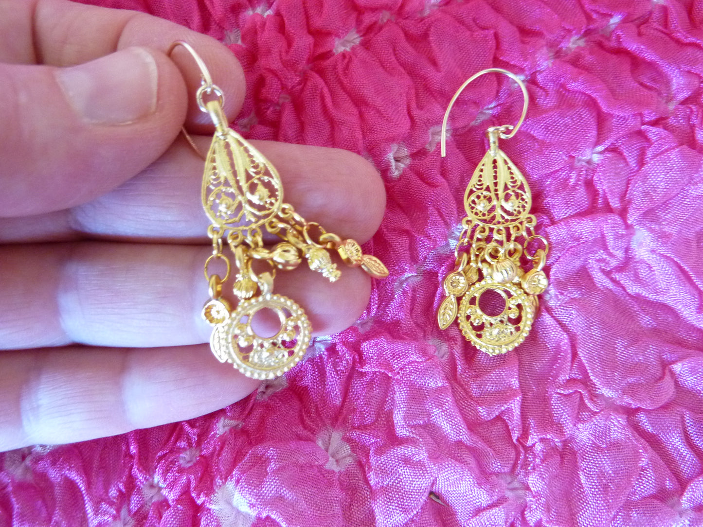 Boucles d'oreilles à pampilles à crochet gold filled et breloques plaqué or