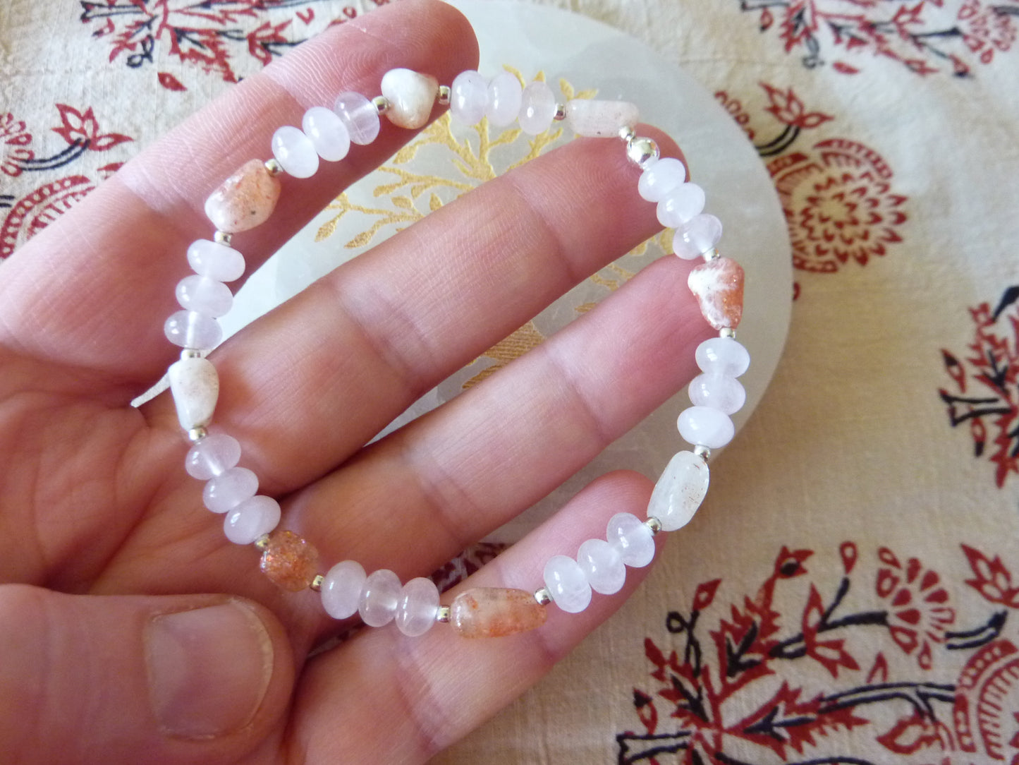 Bracelet fin de perles d'argent, quartz rose et pierre de soleil