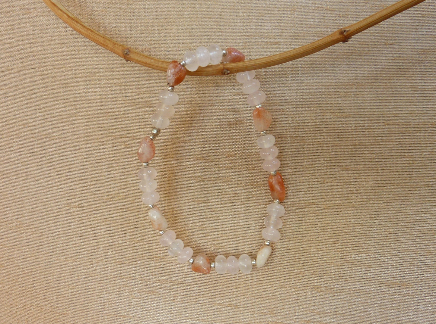 Bracelet fin de perles d'argent, quartz rose et pierre de soleil