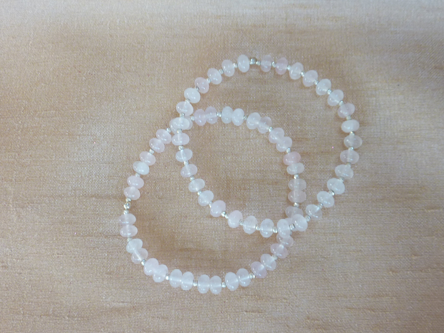 Bracelet fin de quartz rose délicat et de perles d'argent