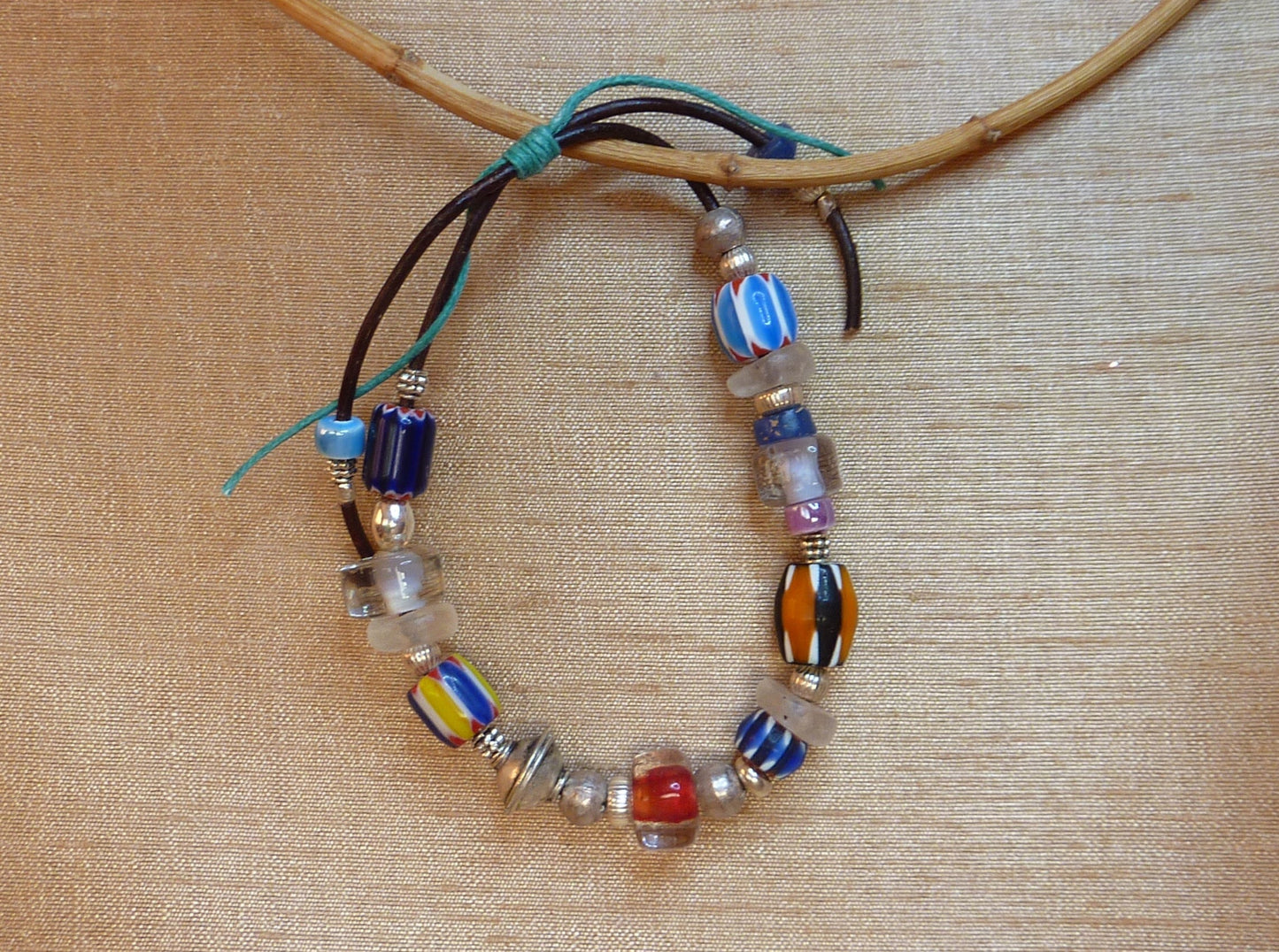 Bracelet de perles indiennes et africaines, taille réglable (16 à 22+)