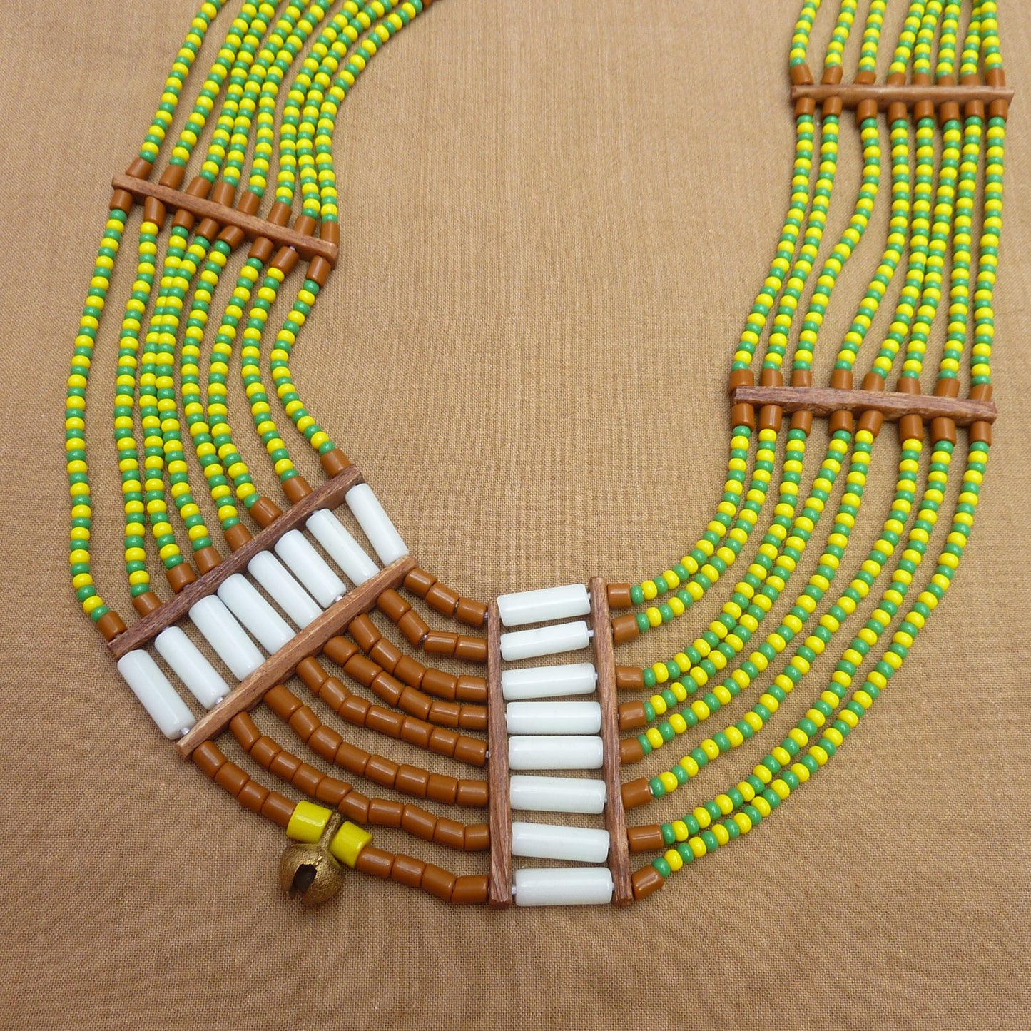 Grand collier ethnique à plastron, vert et jaune éclatant - pièce unique