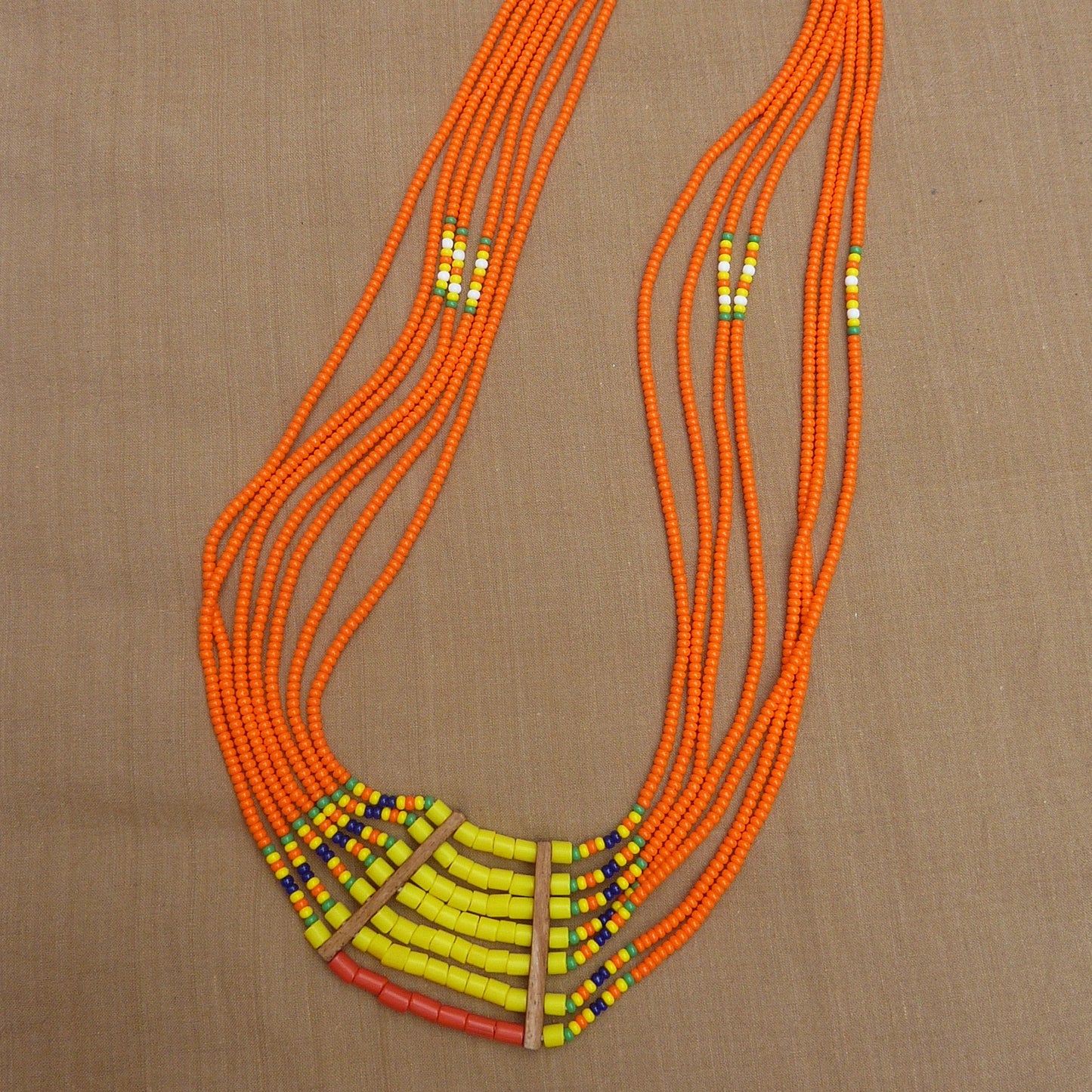 Grand collier ethnique orange éclatant à plastron - pièce rare