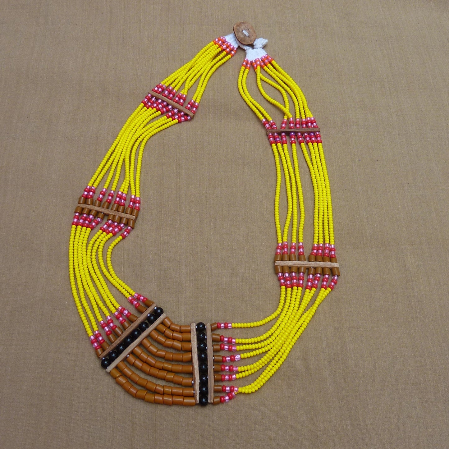 Eclatant collier ethnique à plastron, jaune rouge rose et beige - pièce unique