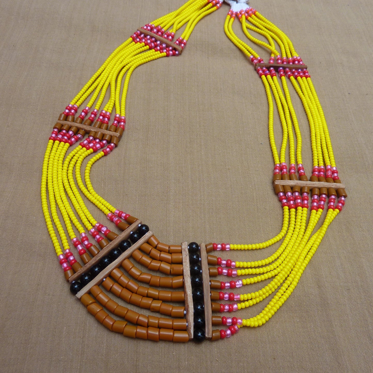 Eclatant collier ethnique à plastron, jaune rouge rose et beige - pièce unique