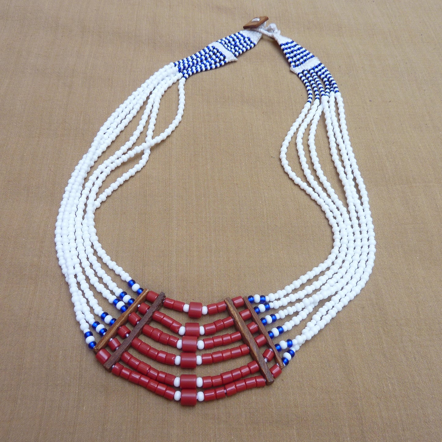 Grand collier ethnique à plastron, blanc, rouge corail et bleu - pièce unique