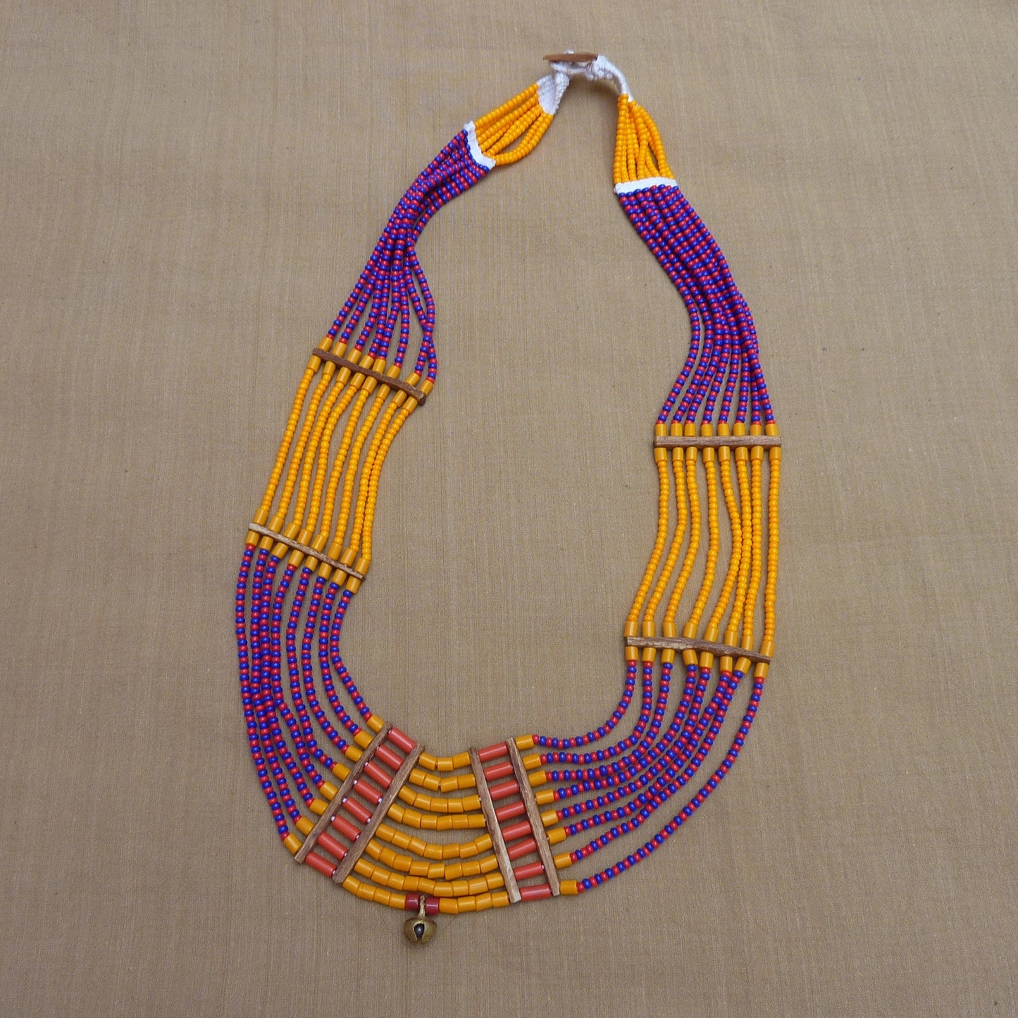 Grand collier ethnique plastron orange et violet, couleurs vibrantes - pièce unique