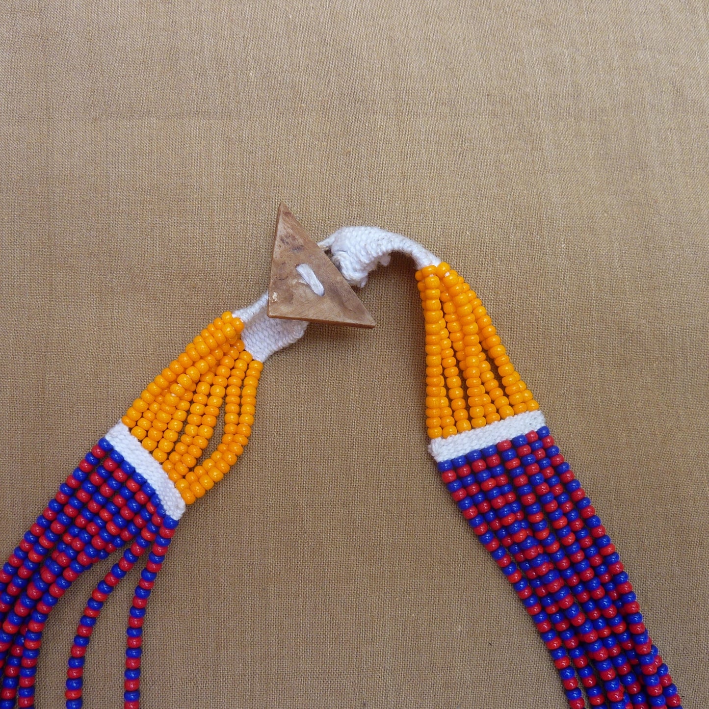 Grand collier ethnique plastron orange et violet, couleurs vibrantes - pièce unique