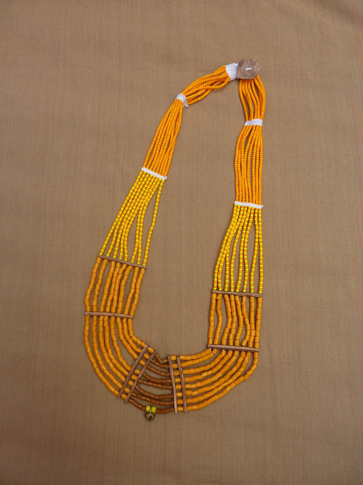 Grand collier plastron ethnique, orange beige et jaune vibrant - pièce unique