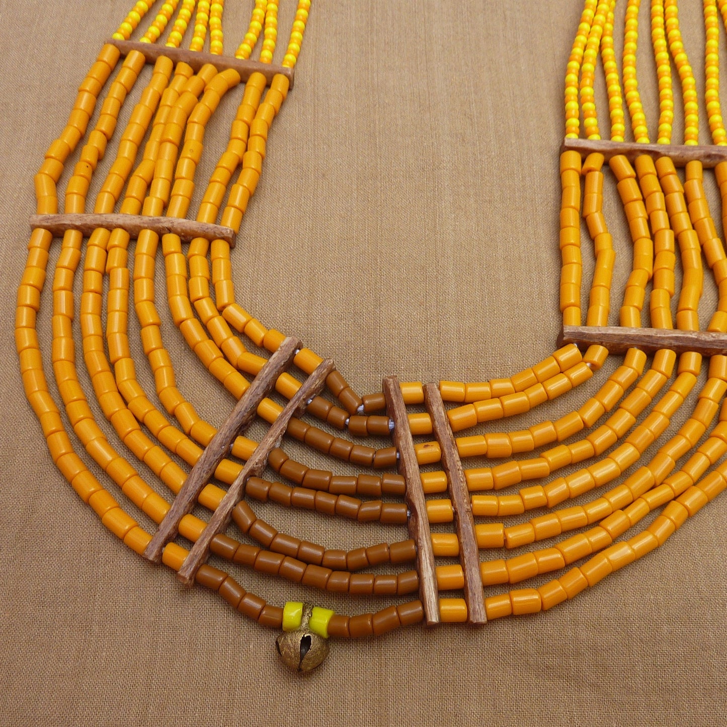 Grand collier plastron ethnique, orange beige et jaune vibrant - pièce unique