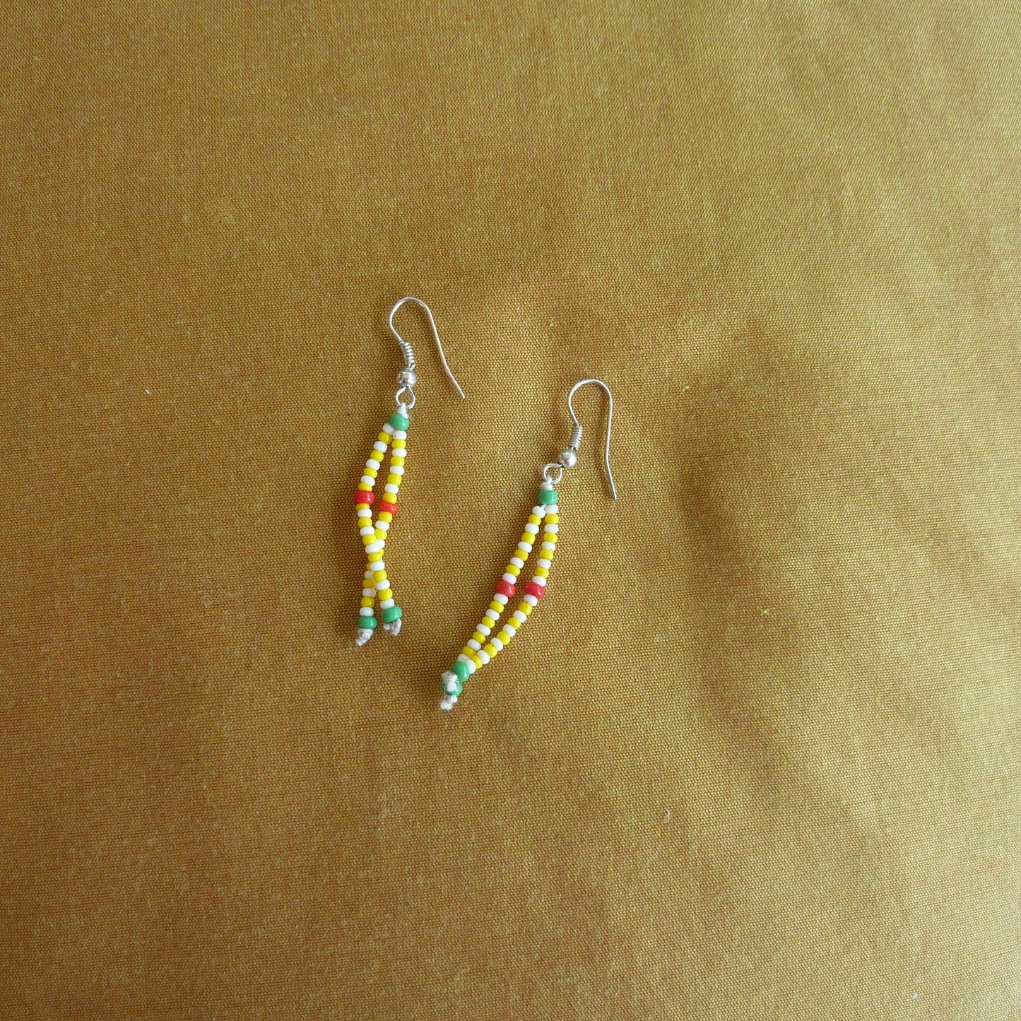 Petites boucles d'oreilles indiennes fines et légères en perles colorées